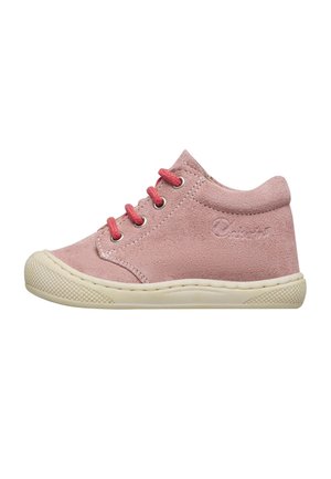Chaussure montante en daim rose pour tout-petit avec lacets rouges et semelle en caoutchouc texturée crème, logo latéral embossé sur la zone du talon.
