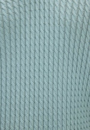 Lichtblauwe gebreide stof met een herhalend verticaal kabelpatroon, met gedetailleerde textuur en uniforme steken.