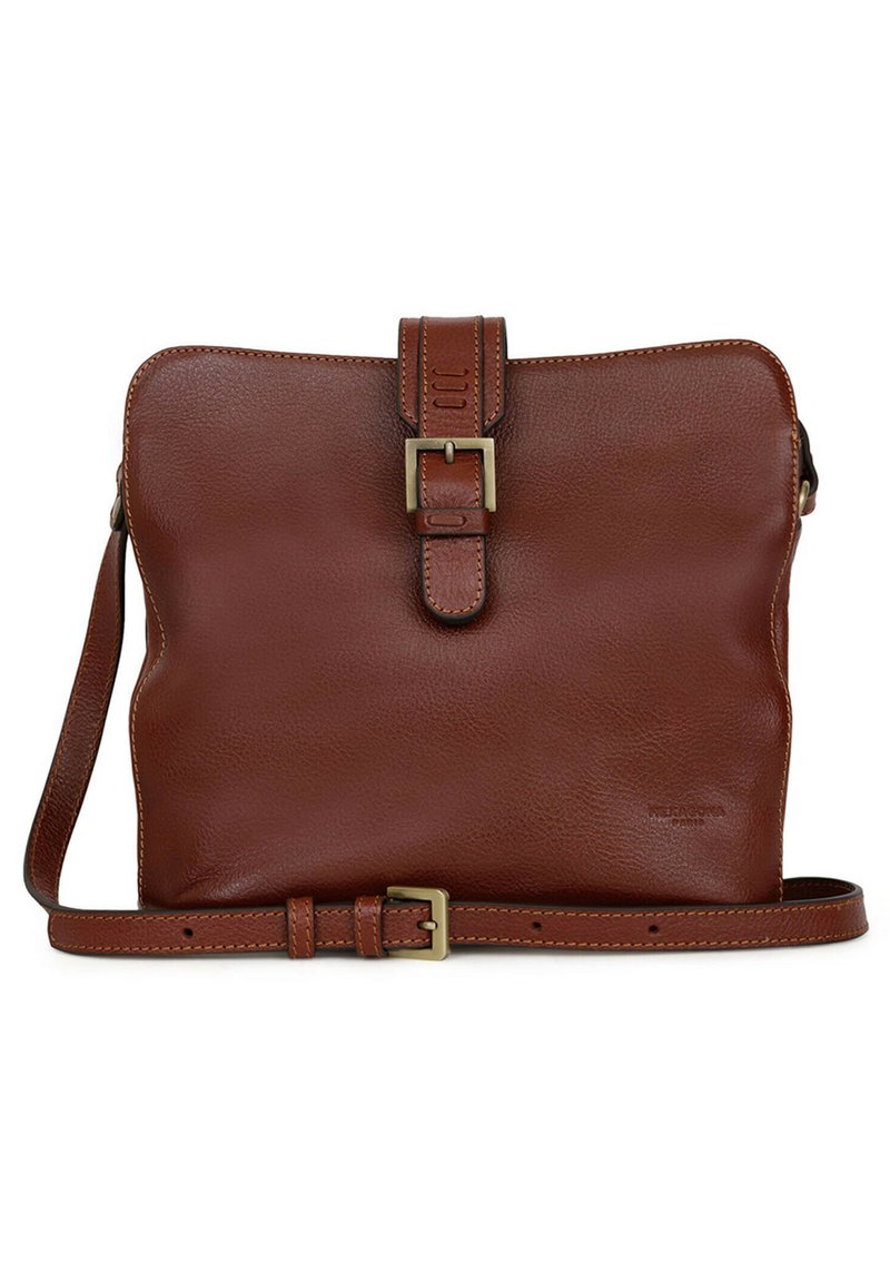 Borsa a tracolla in pelle marrone con chiusura a fibbia frontale, design piatto e tracolla regolabile. Presenta una texture liscia e un branding minimale.