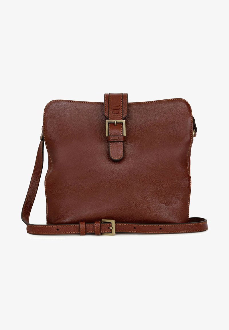 Borsa a tracolla in pelle marrone con chiusura a fibbia frontale, design piatto e tracolla regolabile. Presenta una texture liscia e un branding minimale.