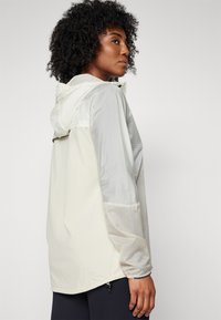 Peak Performance LIGHTWEIGHT WIND ANORAK - Hardshell jacket - sand fog/vintage white/