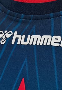 Marinfärgad jersey med blå ränder, röda detaljer och en vit "hummer"-logotyp. Tillverkad av ett mjukt, flexibelt tyg och har rundad halsringning.