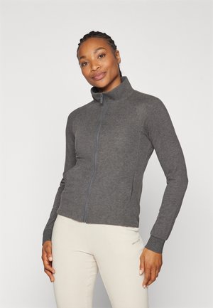 Chaqueta gris con cremallera y cuello alto, con puños acanalados, hecha de una tela texturizada. Presenta un sutil logo en el pecho.