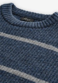 Gebreide trui in donkerblauw, met een gestructureerde wolmix. Het heeft een geribde ronde hals en een contrasterende lichtgrijze horizontale streep.