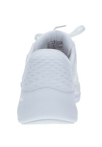 Scarpa sportiva bianca vista da dietro, con tallone testurizzato, linguetta di accesso e etichetta di taglia visibile all'interno del colletto.