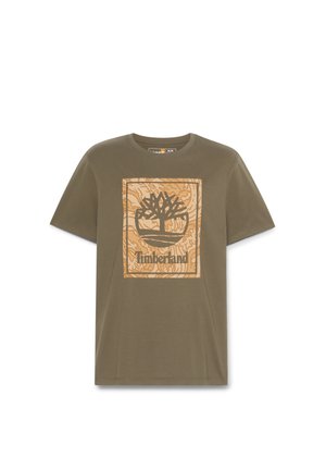 Camiseta verde oliva de algodón con cuello redondo, que presenta una gran impresión gráfica en color marrón claro de un árbol y el texto "Timberland" dentro de un borde.