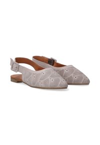 Szare skórzane buty typu slingback z wyciętym kwiatowym wzorem, spiczastym noskiem i płaską podeszwą; posiadają regulowany pasek z klamrą.