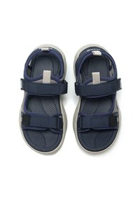 Sandalias azul marino con suelas grises y correas de material sintético. Cuentan con cierres de Velcro ajustables y una plantilla texturizada para mayor agarre.