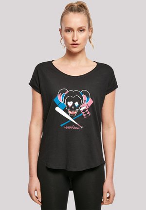 Schwarzes T-Shirt mit kurzen Ärmeln, das ein farbenfrohes Harley Quinn-Motiv mit einem Schädel, einem Baseballschläger und Harlekinelementen zeigt. Weicher Stoff und lockere Passform.