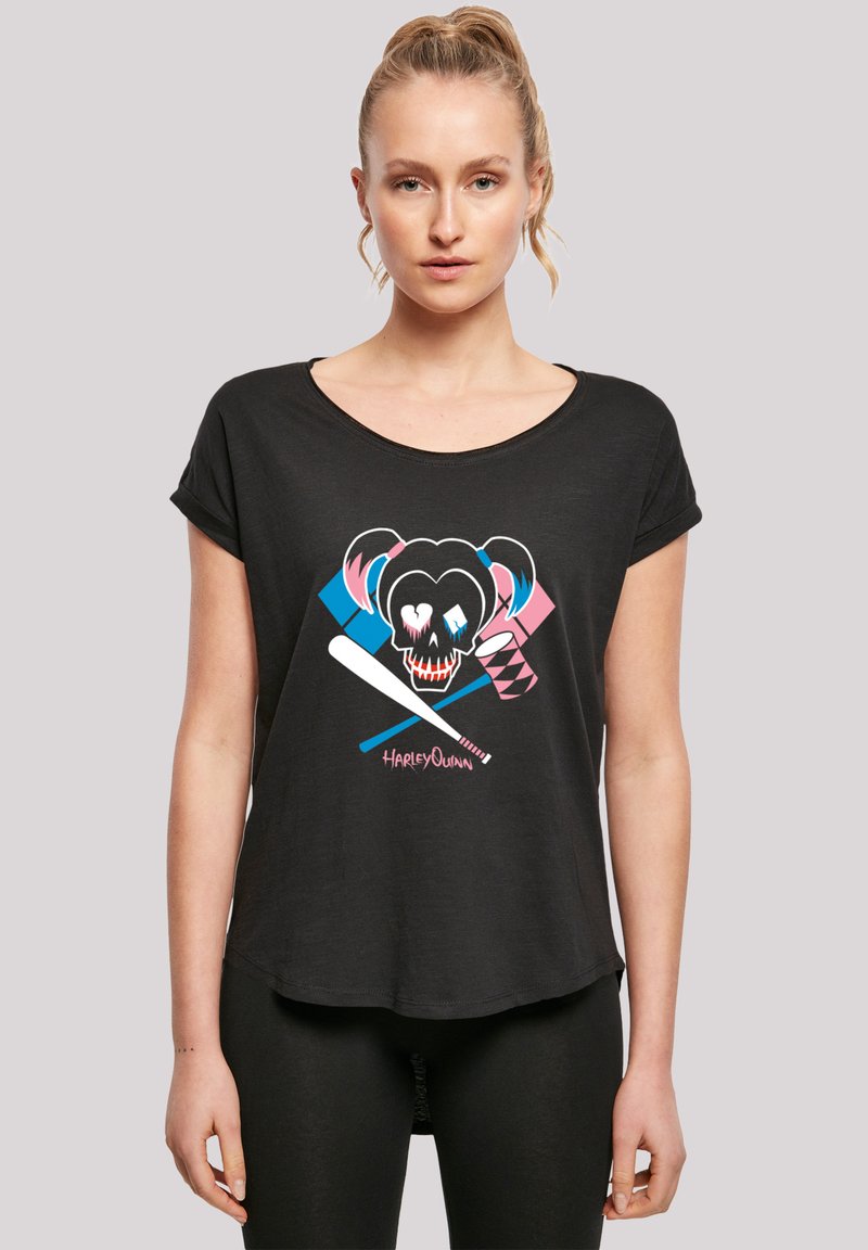 Svart kortermet T-skjorte med et fargerikt Harley Quinn-motiv av et skjelett, baseballbats og jester-elementer. Myk stoff og avslappet passform.