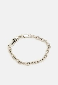 Pulseira de corrente de prata com elos ovais e fecho de lagosta. Acentuada com um pequeno encantamento de mão para um detalhe adicional.
