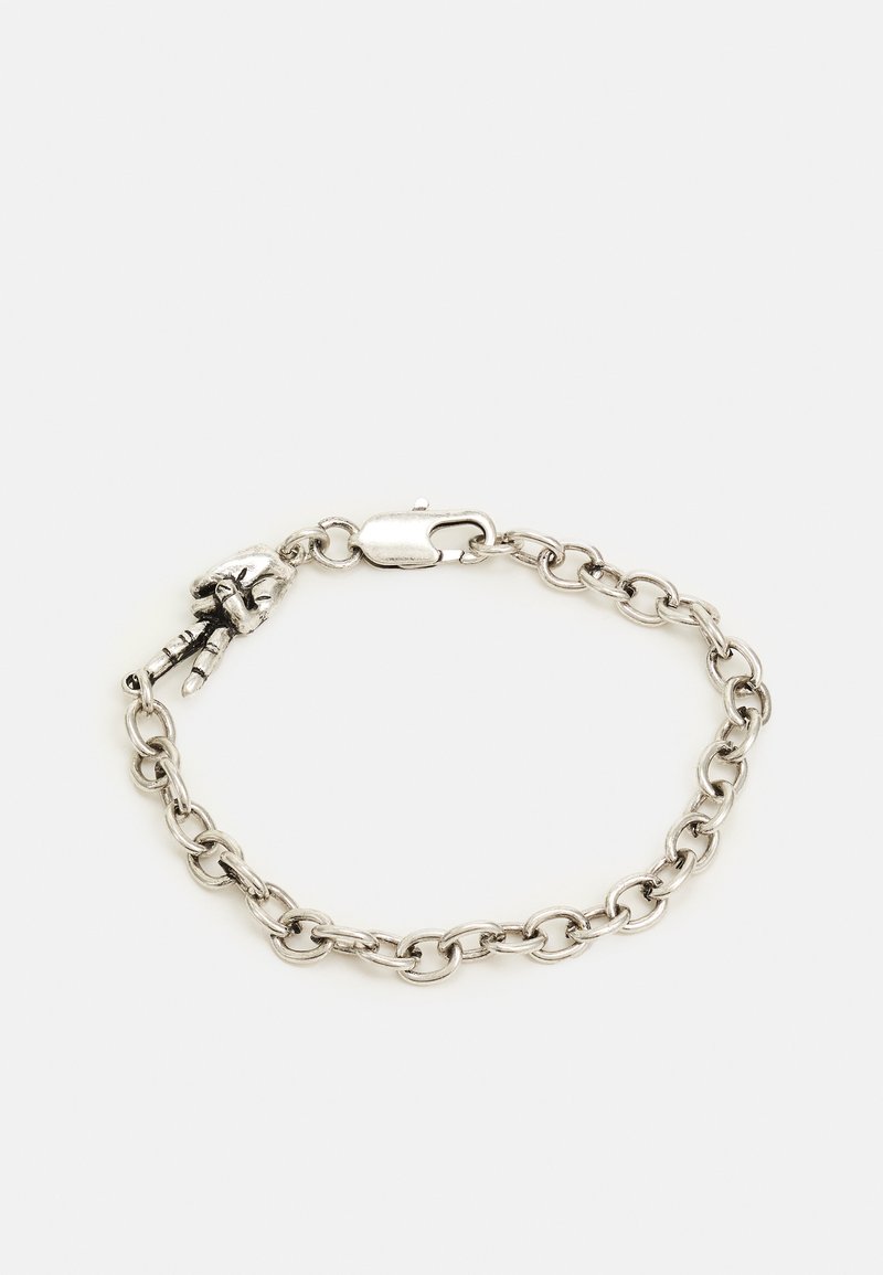 Pulseira de corrente de prata com elos ovais e fecho de lagosta. Acentuada com um pequeno encantamento de mão para um detalhe adicional.