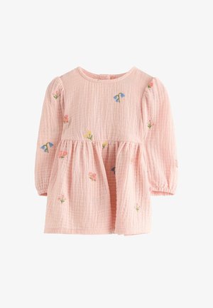 Lyserød babykjole med lange ærmer, en indsnøring ved taljen og små broderede flerfarvede blomster spredt ud over det teksturerede stof.