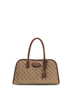 Brun og beige Guess håndtaske med mønstret logo-design, dobbelte håndtag og en dekorativ hængende tag på hvid baggrund.