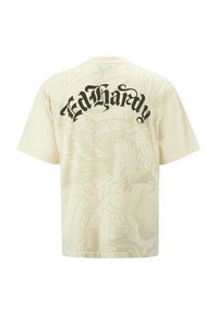 Krémové tričko s krátkým rukávem s velkým černým nápisem "Ed Hardy" na zadní straně a decentními tonálními grafickými vzory. Měkká bavlněná tkanina.