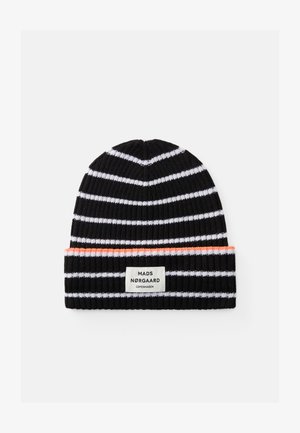 Bonnet tricoté à rayures noir et blanc, orné d'une bande accent rouge en bas et d'une étiquette blanche avec "MADS NØRGAARD COPENHAGEN."