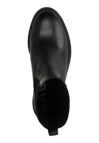 Bottine en cuir noir avec un bout rond, des panneaux élastiques sur les côtés et une languette à l'arrière ; texture lisse et design minimal.