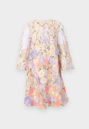 Transparentes langärmeliges Kleid mit mehrfarbigen, bestickten Blumenmustern in Pastelltönen auf hellem Hintergrund.