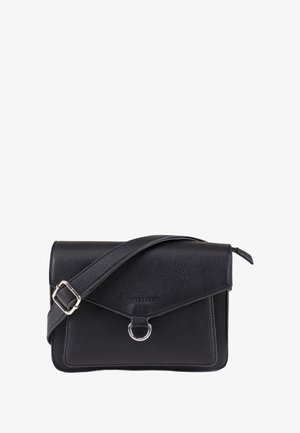 Bolso bandolera de cuero negro con un acabado texturizado. Cuenta con cierre de solapa, herrajes en plata, correa ajustable y acento en forma de anillo.