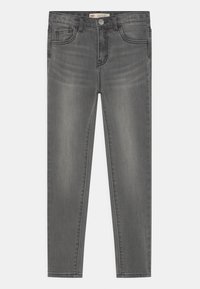 Jeans de mezclilla gris de corte slim, con cinco bolsillos, cierre de botón y sutiles detalles de desgaste en la tela.