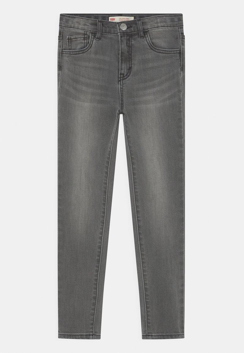 Jeans de mezclilla gris de corte slim, con cinco bolsillos, cierre de botón y sutiles detalles de desgaste en la tela.