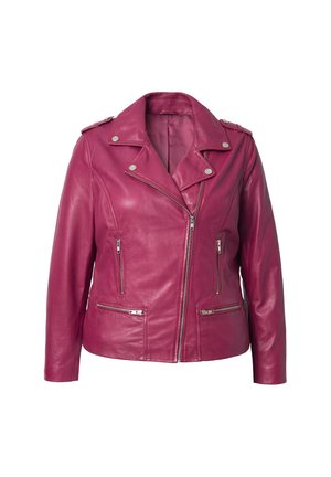 Giacca biker in pelle fucsia con hardware argentato, zip asimmetrica, due tasche frontali con zip e spalline. Texture liscia.