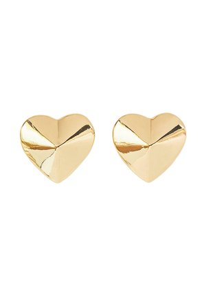 Para błyszczących kolczyków w kształcie serca z fasetowaną, refleksyjną powierzchnią na jednolitym białym tle.