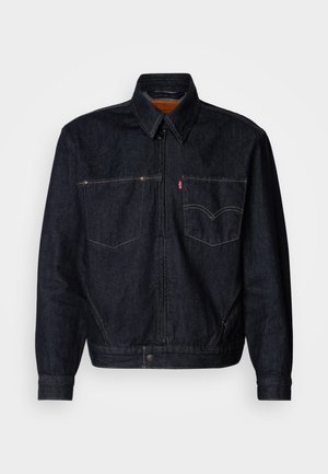 Sötét denim dzseki elöl cipzárral, két mellzsebbel és gallérral. Kontrasztos varrásokkal és márkás címkével a bal zseben.