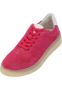 Sneaker in suede rosa con design perforato, lacci piatti e suola in gomma crema. Accento bianco sul tallone e sezioni testurizzate sulla parte superiore.