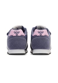 Navy suede sneakers med rosa accenter, polstret krave og en hvid gummisål. Med et logodetalje ved hælen.