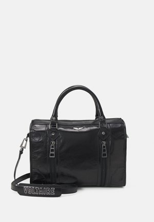 Schwarze Ledertasche mit doppelten Reißverschlüssen, strukturiertem Design und Griffen auf der Oberseite. Enthält einen abnehmbaren Trageriemen mit dem Text "VOLTAIRE".