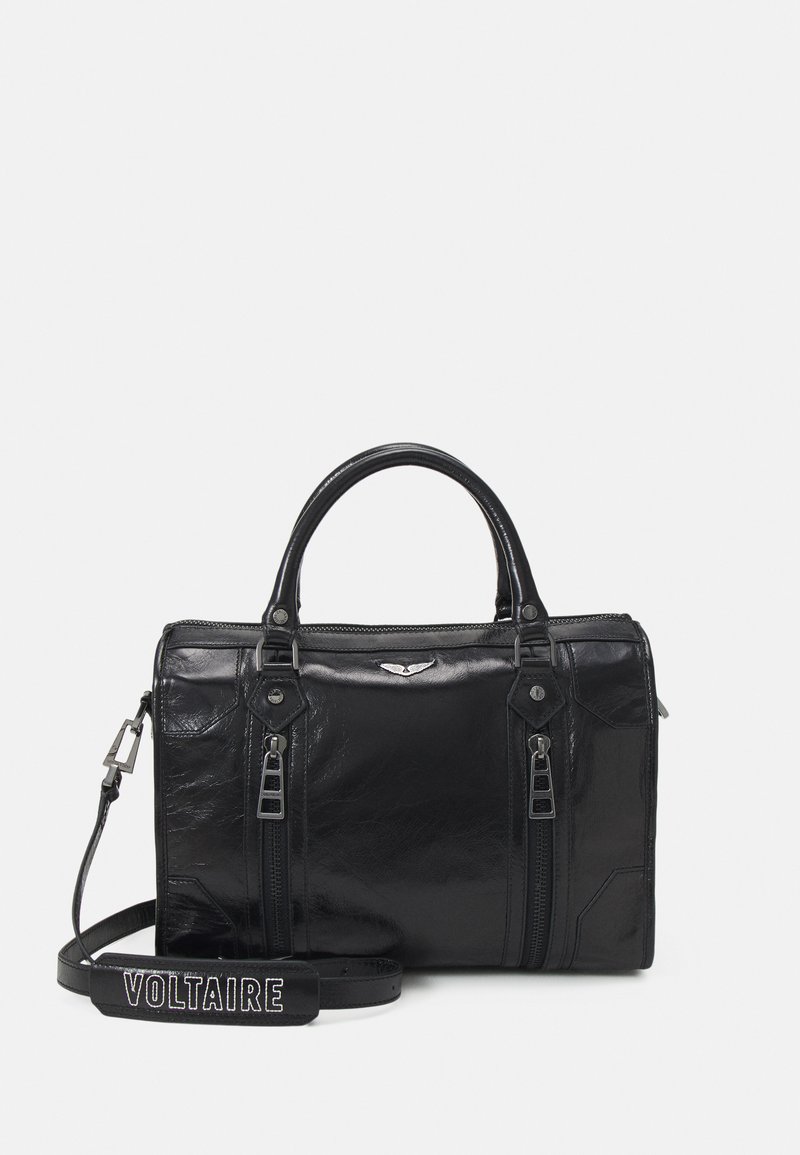 Sac à main en cuir noir avec double fermeture éclair, design structuré et poignées supérieures. Inclut une bandoulière amovible avec le texte "VOLTAIRE".