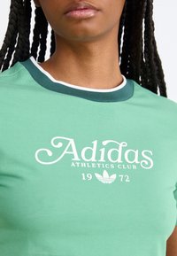 adidas Originals BABY TEE - Marškinėliai su spaudiniu - preloved green