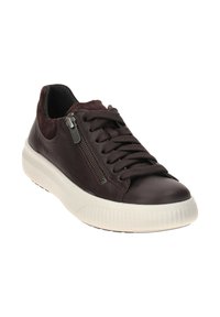 Braune Leder-Sneaker mit strukturiertem Obermaterial, seitlichem Reißverschluss und traditionellen Schnürsenkeln. Weiße Gummisohle mit gerippter Detailierung am Rand.