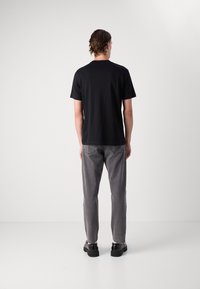 HUGO DAYAKING - T-shirt med print - black