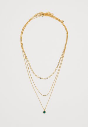 Kultaketjuiset kaulaketju, jossa on kolme ketjua: paksu linkkiketju, herkkä ketju ja ohut ketju, jossa on vihreä jalokiviriipus.