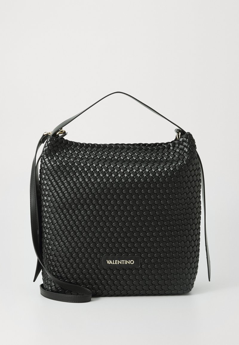 Borsa a tracolla in pelle intrecciata nera con una forma morbida e strutturata. Presenta un manico singolo e una placca con il logo dorato sul davanti.