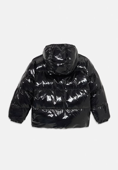 Jachetă puffer neagră lucioasă, cu glugă, având un design matlasat și manșete elastice. Materialul are o textură strălucitoare și netedă.