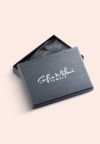 Gr�å tekstureret smykkeæske med en glat overflade, prydet med hvidt præget logo "Sofia Milani JEWELS" på låget, delvist åben for at afsløre sort tissuepapir.