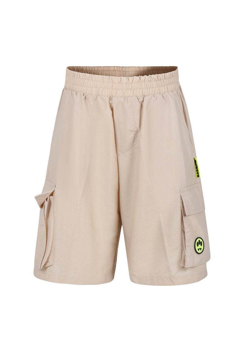 Pantaloni cargo beige con vita elastica, due tasche laterali e tasche con pattina su ciascun coscia. Presenta un logo verde circolare.
