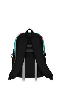 Sac à dos avec un motif multicolore, équipé de bretelles rembourrées noires et d'une base noire robuste. Comprend deux poches latérales en filet et une poignée supérieure.