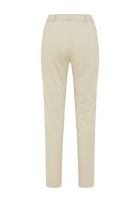 Pantalon beige avec une texture lisse, une coupe fuselée et une ceinture à motif, idéal pour un style décontracté ou semi-formel.