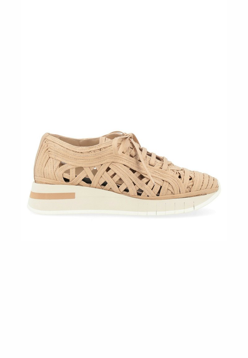 Sneakers tissés beige avec une tige texturée, un design à lacets et une semelle en caoutchouc blanc avec une bande d'accent marron.