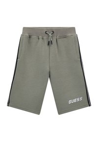 Vihreät puuvillashortsit, joissa on naru vyötäröllä, sivutaskut, mustat sivuraidat ja valkoinen "GUESS"-logo vasemmassa alaosassa.