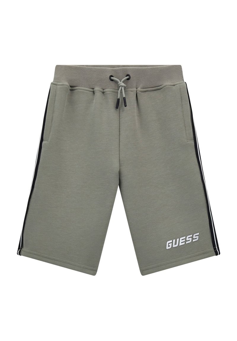 Vihreät puuvillashortsit, joissa on naru vyötäröllä, sivutaskut, mustat sivuraidat ja valkoinen "GUESS"-logo vasemmassa alaosassa.