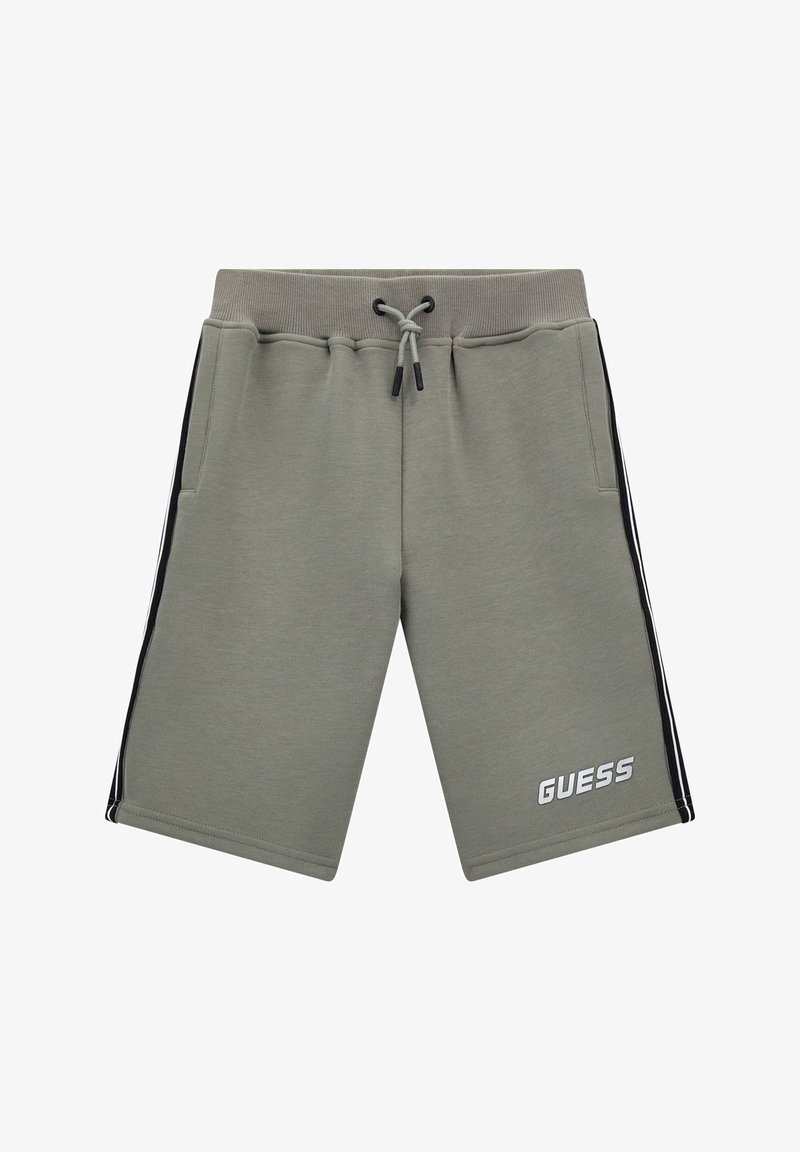 Vihreät puuvillashortsit, joissa on naru vyötäröllä, sivutaskut, mustat sivuraidat ja valkoinen "GUESS"-logo vasemmassa alaosassa.