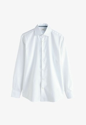 Camicia bianca a maniche lunghe con bottoni, realizzata in tessuto morbido, presenta un colletto classico e un discreto motivo a quadretti all'interno del colletto.