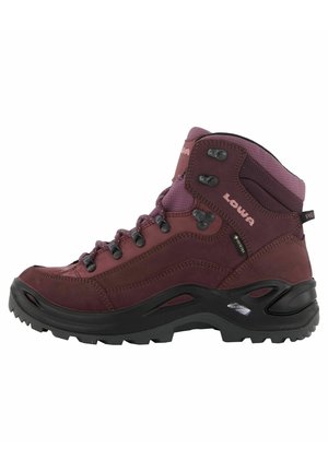 Bordowy wysokogatunkowy but turystyczny z czarną wytrzymałą podeszwą, metalowymi przelotkami, wyściełanym kołnierzem i etykietą Gore-Tex oddychającą i wodoodporną po boku.