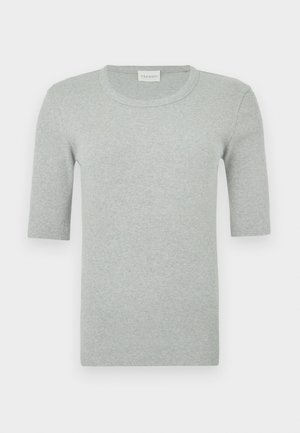 Camiseta gris de manga corta con costillas y cuello redondo. Fabricada con tela suave y textura lisa, con una marca mínima en el lateral.