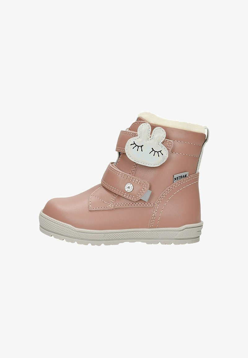 Botte d'hiver pour enfants rose avec deux sangles Velcro et un patch en forme de visage de lapin blanc aux yeux fermés sur le côté.